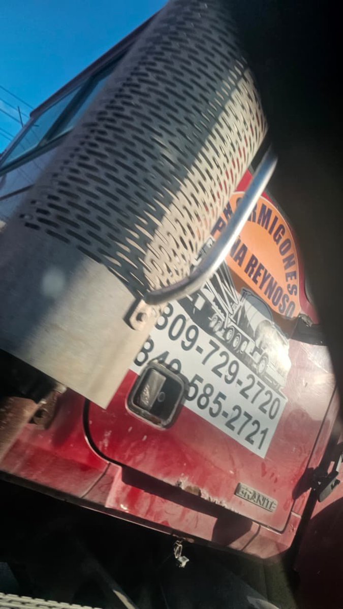 TbanV's tweet photo. Manejar en punta cana es insoportable, pero Friusa es imposible, este camion de hormigones me orillo a tal punto que tuve que subir mi guagua encima de la acera para evitar que me desbarate, ANDA SIN PLACA y los agentes AL FRENTE viendo el abuso y no hicieron nada  @digesettrd_ https://t.co/RUZ09DGLQa