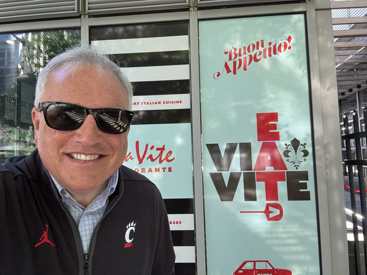 cincygreghoodin's tweet photo. First stop #gcrweek benefitting @CincyChildrens is @ViaVite ‘cause, you know . Celebrating @GCRWeek accordingly is a very solid choice if I do say so myself . And , I do. #eatcincy #cincyeats #cincyvibes #BearcatVibes #dinelocal #allforcincy #todoporcincy https://t.co/moAdQkWIh5