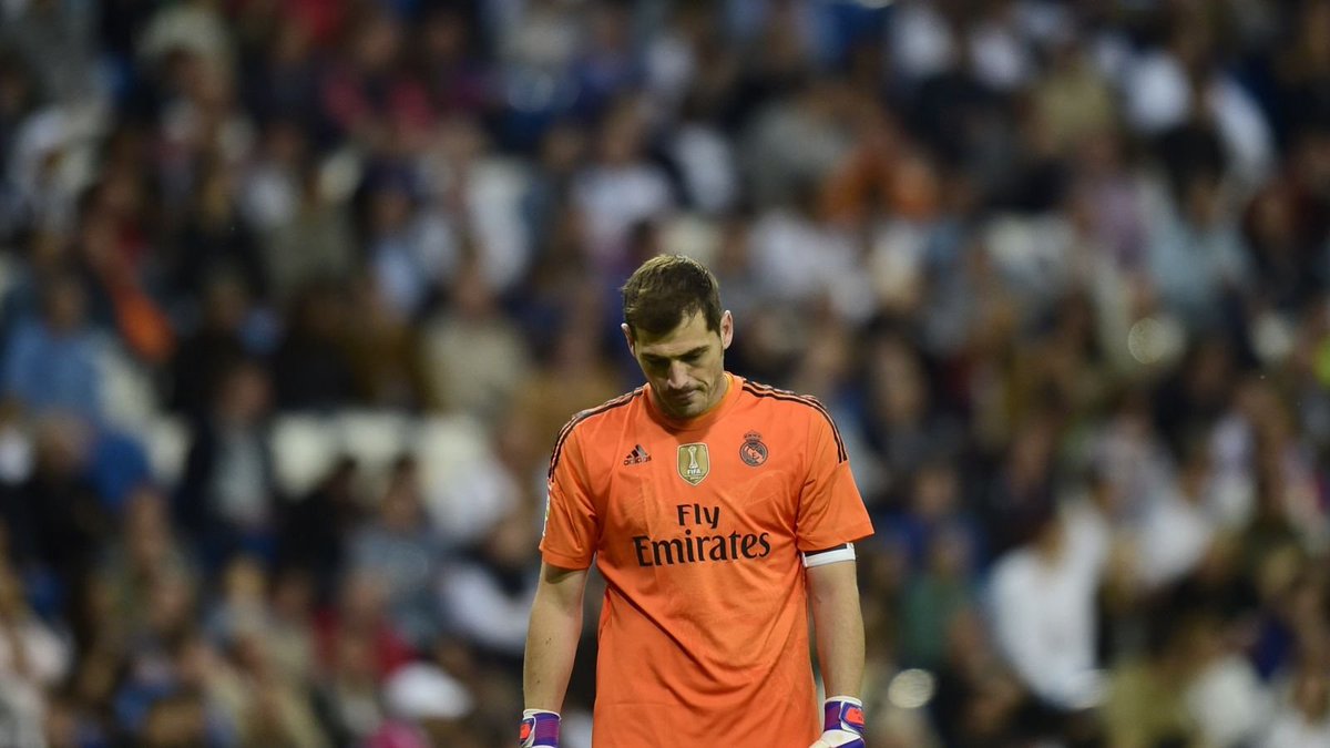 footballcritix's tweet photo. Iker Casillas: "Real Madrid'deki son maçımda taraftarların bir kısmı beni yuhalarken; diğer kısmı adımı bağırıyordu. Soyunma odasına girdiğimde yıllardır paylaştığım o dolabın önünde dakikalarca durdum; o formayı son kez çıkarmak, kariyerimdeki tüm kurtarışlardan daha zordu. Bir efsane olarak başladığınız yerden; bazen kalbiniz kırık ayrılmak zorunda kalırsınız."