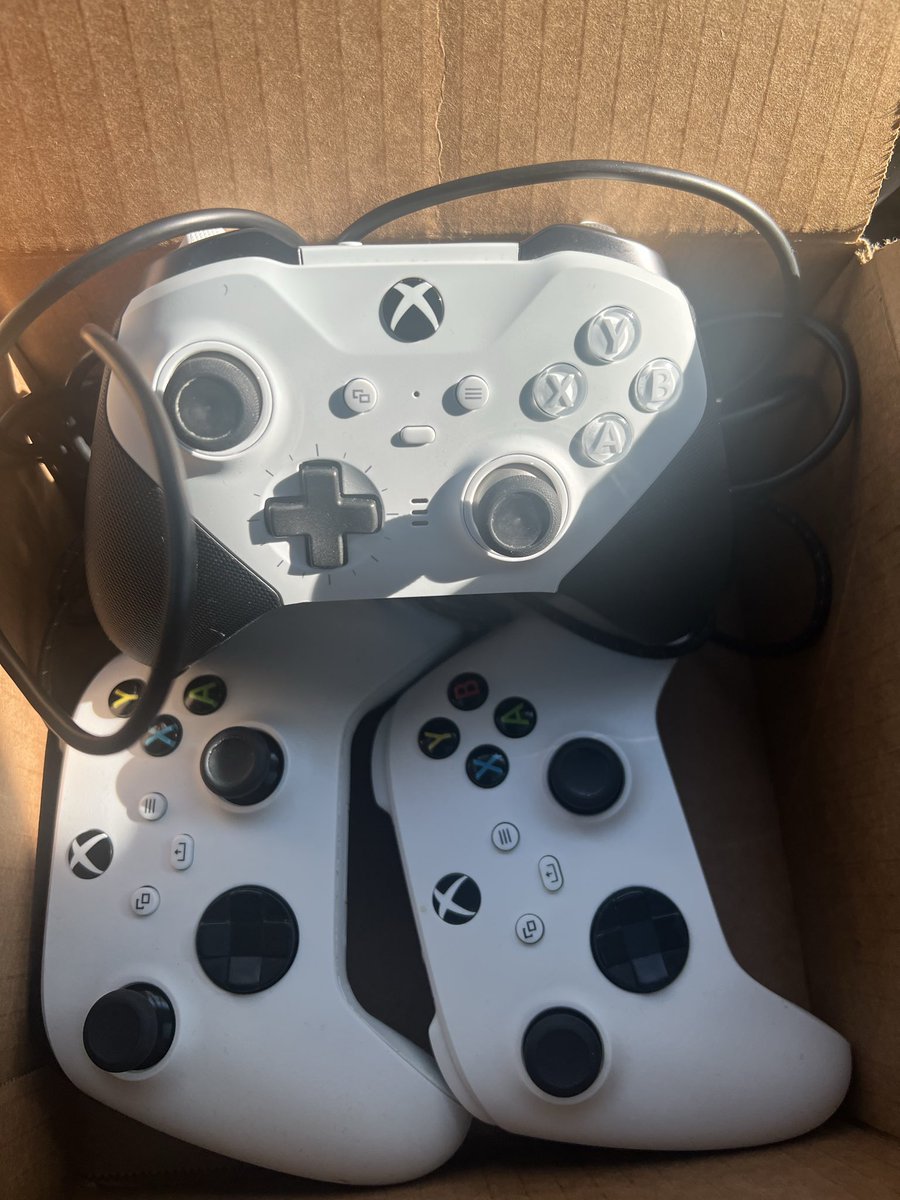 JustbmoreBrand's tweet image. This was supposed to be more than a controller day, but people be liars, unprofessional, unreliable &amp;amp; unresponsive. A few flaked so I don’t have the games I planned on grabbing unfortunately.🥲

#xbox #nintendo #controllers #gaming #GamerLife