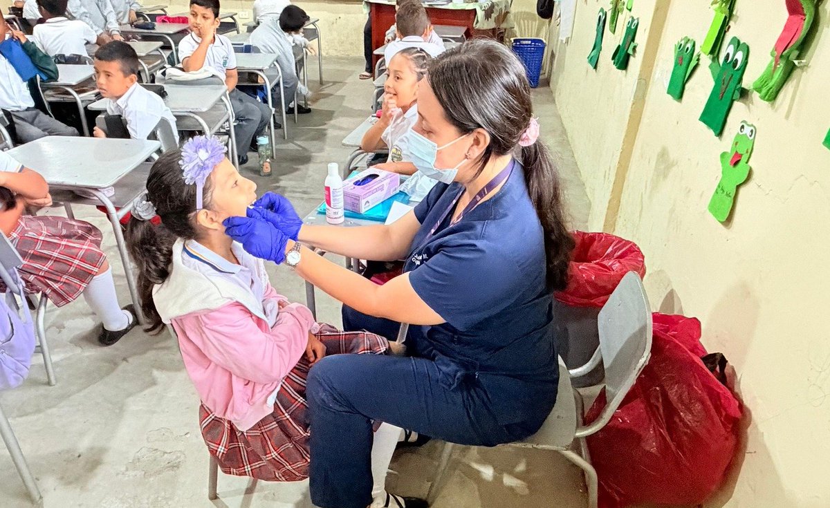 dps_sucumbios's tweet photo. 📷#Sucumbíos | El control médico escolar ayuda a prevenir enfermedades evitables y fomenta un estado de salud óptimo necesario para el aprendizaje,  equipo del C.S “San Valentín”, visita las U.E Leopoldo Lucero y Oriente Ecuatoriano brindando salud a la colectividad escolar. https://t.co/hPXC5Hb4k7