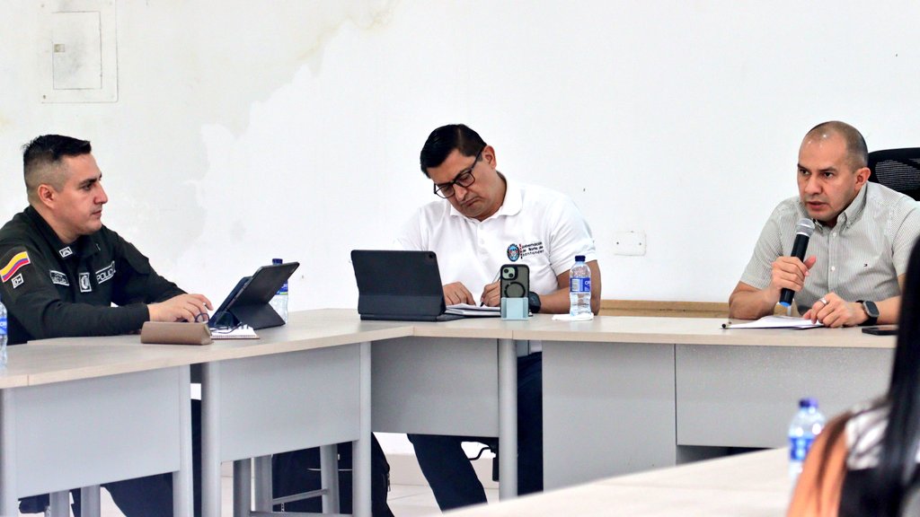 PoliciaCucuta's tweet image. 🚨 #AEstaHora | Se desarrolla Consejo de Seguridad extraordinario en el municipio de El Zulia. Autoridades civiles y de Fuerza Pública articulan acciones contundentes tras los hechos de violencia registrados. #Seguridad