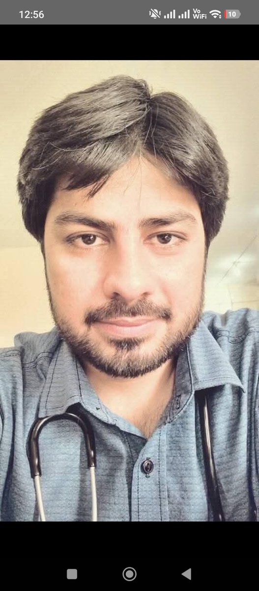 Ebadusmanii's tweet image. کراچی کے ریڈ زون کہلائے جانے والے شارع فیصل میٹروپول کے قریب نامعلوم کار سوار رکشہ سوار فیملی کو روکتا ہے ، ڈاکٹر سارنگ کو رکشہ سے باہر نکال کر چار گولیاں مارتا ہے ، ڈاکٹر اہلیہ نوجوان شوہر کی لاش جناح اسپتال لیکر بھاگتی ہے
#karachi