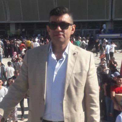 mkulunk's tweet photo. Adana başın sağolsun.

Hiç olmadık anlarda bir mesaj düşerdi önüme. 

Uzaktan izlemiş; kimi zaman uyarmış, kimi zaman da hakikati yüksek sesle ifade etme irademize öyle içten dualar ederek yazardı ki etkilenmemek, titrememek mümkün değildi.

Çünkü kendisi inanmış bir mücadele adamıydı.

Avuçlarımızın içinden kayıp gitti Zeki Bilgin.

Adana sadece bir insan kaybetmedi; bir dava adamını, bir yiğit insanı kaybetti.

İman etmiş mümin kimliğiyle Müslüman kimliği arasında tenakuzlar olmayan; Müslüman kimliğinin ardına saklanarak ikiyüzlülük yapmayan, riyakârlık etmeyen, değerlerini güç ve çıkar için kullanmayan biriydi.

Samimiydi… Hani Anadolu’nun o içten, pazarlıksız dindarlığı vardır ya, işte öyle bir adamdı.
Üç haftada vücudu, koca dünyanın ağırlığını taşıyamadı ve göçüp gitti.

Biz şahidiz.
Allah rahmet eylesin.