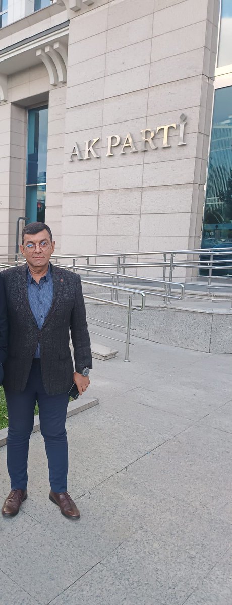 mkulunk's tweet photo. Adana başın sağolsun.

Hiç olmadık anlarda bir mesaj düşerdi önüme. 

Uzaktan izlemiş; kimi zaman uyarmış, kimi zaman da hakikati yüksek sesle ifade etme irademize öyle içten dualar ederek yazardı ki etkilenmemek, titrememek mümkün değildi.

Çünkü kendisi inanmış bir mücadele adamıydı.

Avuçlarımızın içinden kayıp gitti Zeki Bilgin.

Adana sadece bir insan kaybetmedi; bir dava adamını, bir yiğit insanı kaybetti.

İman etmiş mümin kimliğiyle Müslüman kimliği arasında tenakuzlar olmayan; Müslüman kimliğinin ardına saklanarak ikiyüzlülük yapmayan, riyakârlık etmeyen, değerlerini güç ve çıkar için kullanmayan biriydi.

Samimiydi… Hani Anadolu’nun o içten, pazarlıksız dindarlığı vardır ya, işte öyle bir adamdı.
Üç haftada vücudu, koca dünyanın ağırlığını taşıyamadı ve göçüp gitti.

Biz şahidiz.
Allah rahmet eylesin.
