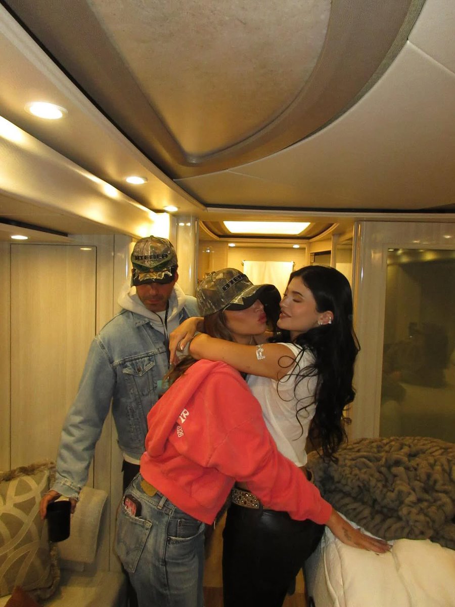 portalhaileybr's tweet image. Victoria Villarroel compartilhou um vídeo em seu TikTok no qual é possível ver um pouco mais claramente o moletom do mais novo merch em parceria com a marca SKYLRK, de Justin Bieber.

A peça ganhou destaque por trazer um desenho de Hailey Bieber e por ter sido usada pela própria