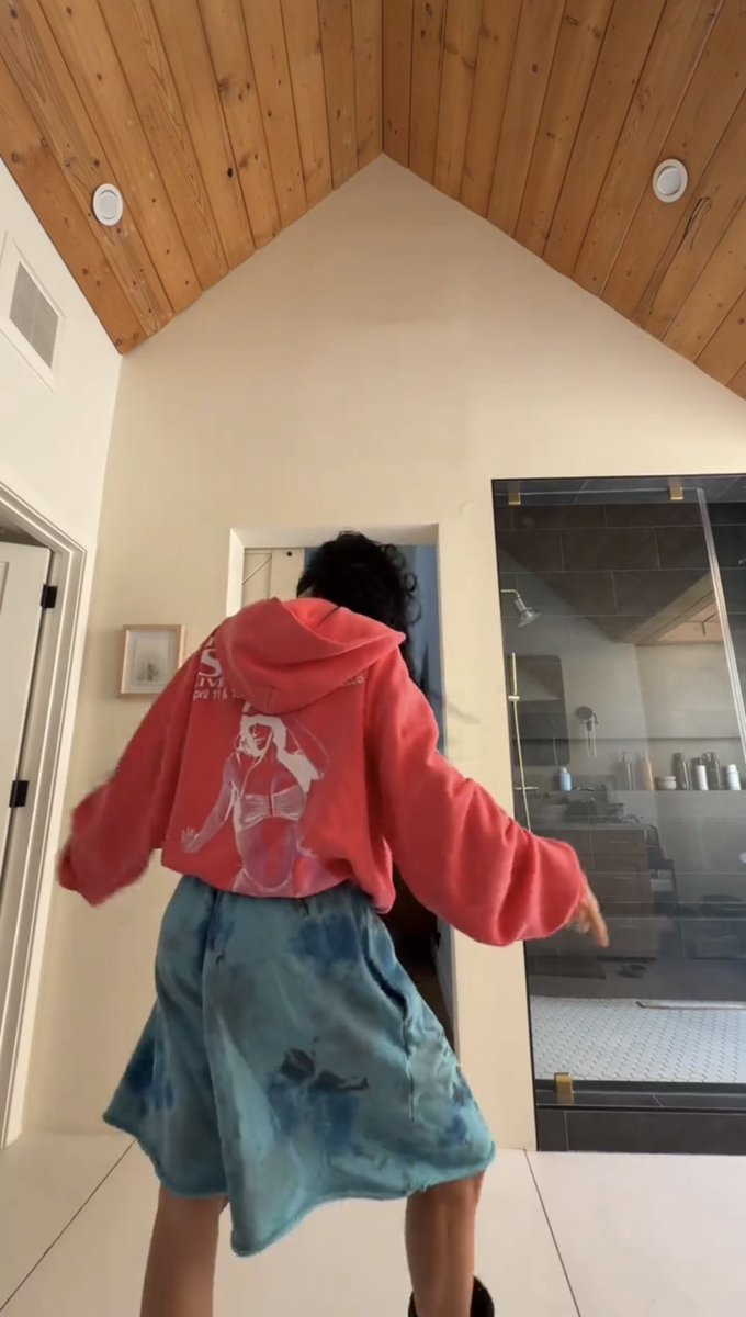 portalhaileybr's tweet image. Victoria Villarroel compartilhou um vídeo em seu TikTok no qual é possível ver um pouco mais claramente o moletom do mais novo merch em parceria com a marca SKYLRK, de Justin Bieber.

A peça ganhou destaque por trazer um desenho de Hailey Bieber e por ter sido usada pela própria