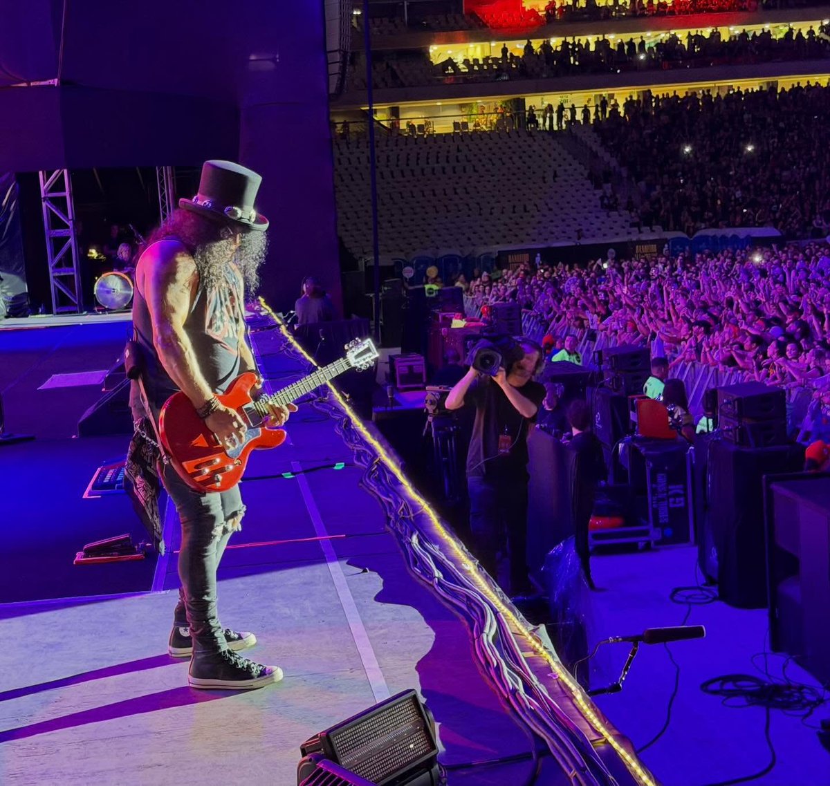 addict_slash's tweet image. April 18 2026 #Brazil #fortaleza 🇧🇷 #arenacastelao @slash @gunsnroses 🎩 🎸 🤘🏻 🌹 #gunsnroses #slash 📷 @deljamesgang ©️