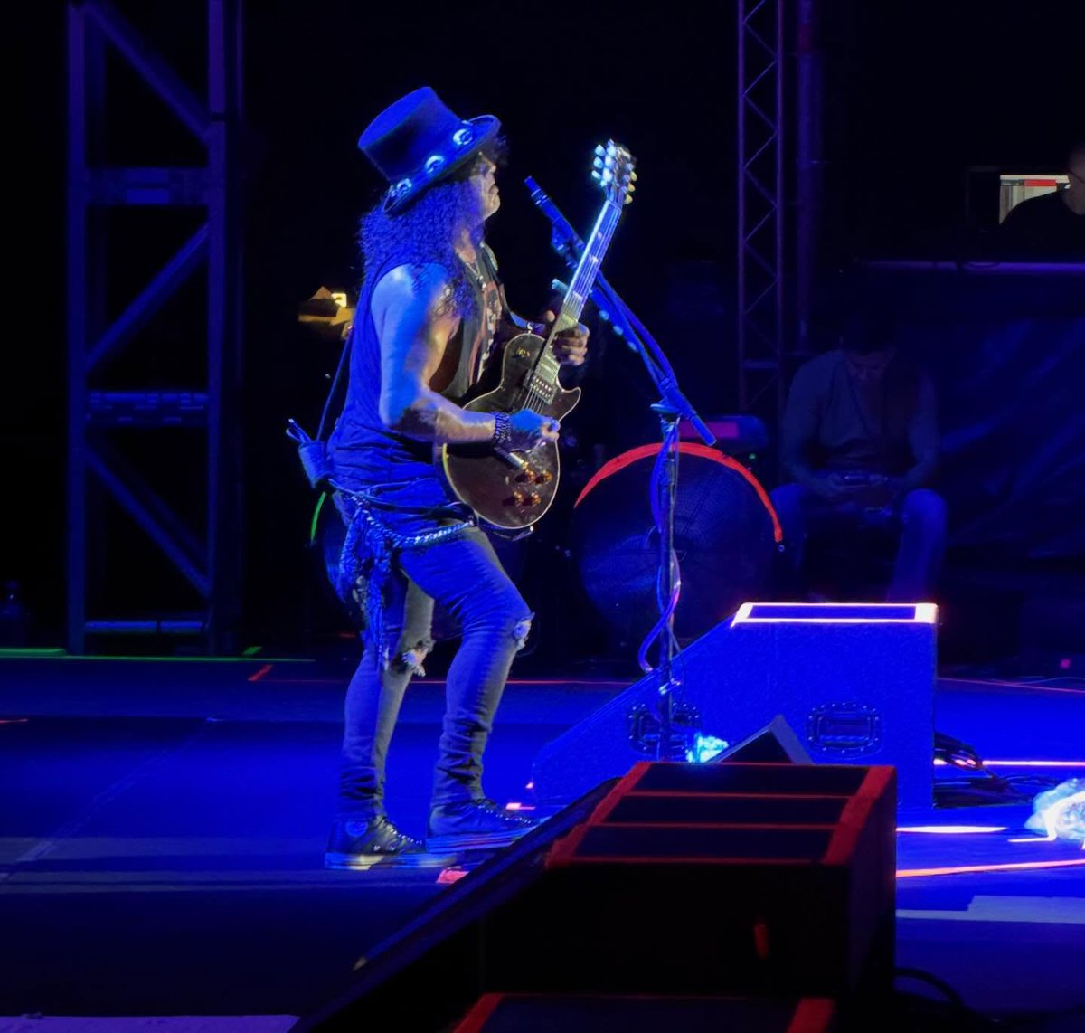 addict_slash's tweet image. April 18 2026 #Brazil #fortaleza 🇧🇷 #arenacastelao @slash @gunsnroses 🎩 🎸 🤘🏻 🌹 #gunsnroses #slash 📷 @deljamesgang ©️