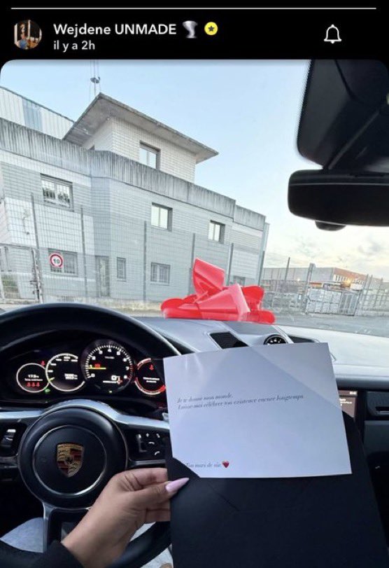 🚨 ALERTE ! 

Incarcéré en prison, le rappeur KOBA LAD vient d’offrir une Porsche à WEJDENE pour son anniversaire 😱