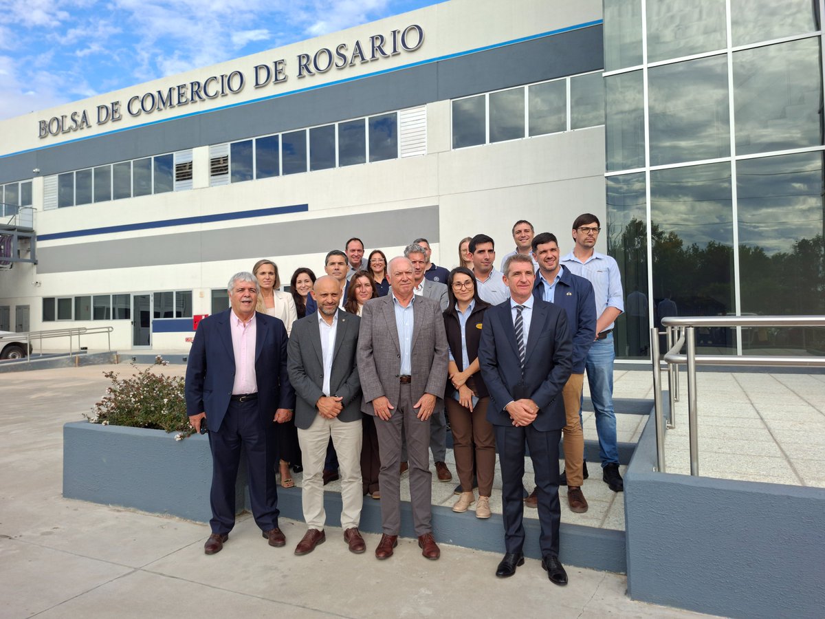 GustavoPuccini's tweet photo. + PRODUCCIÓN + EXPORTACIONES 🌎

💪🏻En el marco de la mesa de la industria frigorífica, recorrimos el Laboratorio de la @BolsaRosario , un espacio estratégico que garantiza calidad, impulsa la certificación de nuestros productos y abre nuevas oportunidades en mercados internacionales.

🙌🏻Con tecnología de punta al servicio del entramado productivo, este laboratorio es clave para agregar valor y fortalecer la competitividad de nuestra industria.

📌Desde el @GobSantaFe  seguimos acompañando al sector con herramientas concretas, promoviendo más producción, más empleo y una inserción inteligente en el mundo.