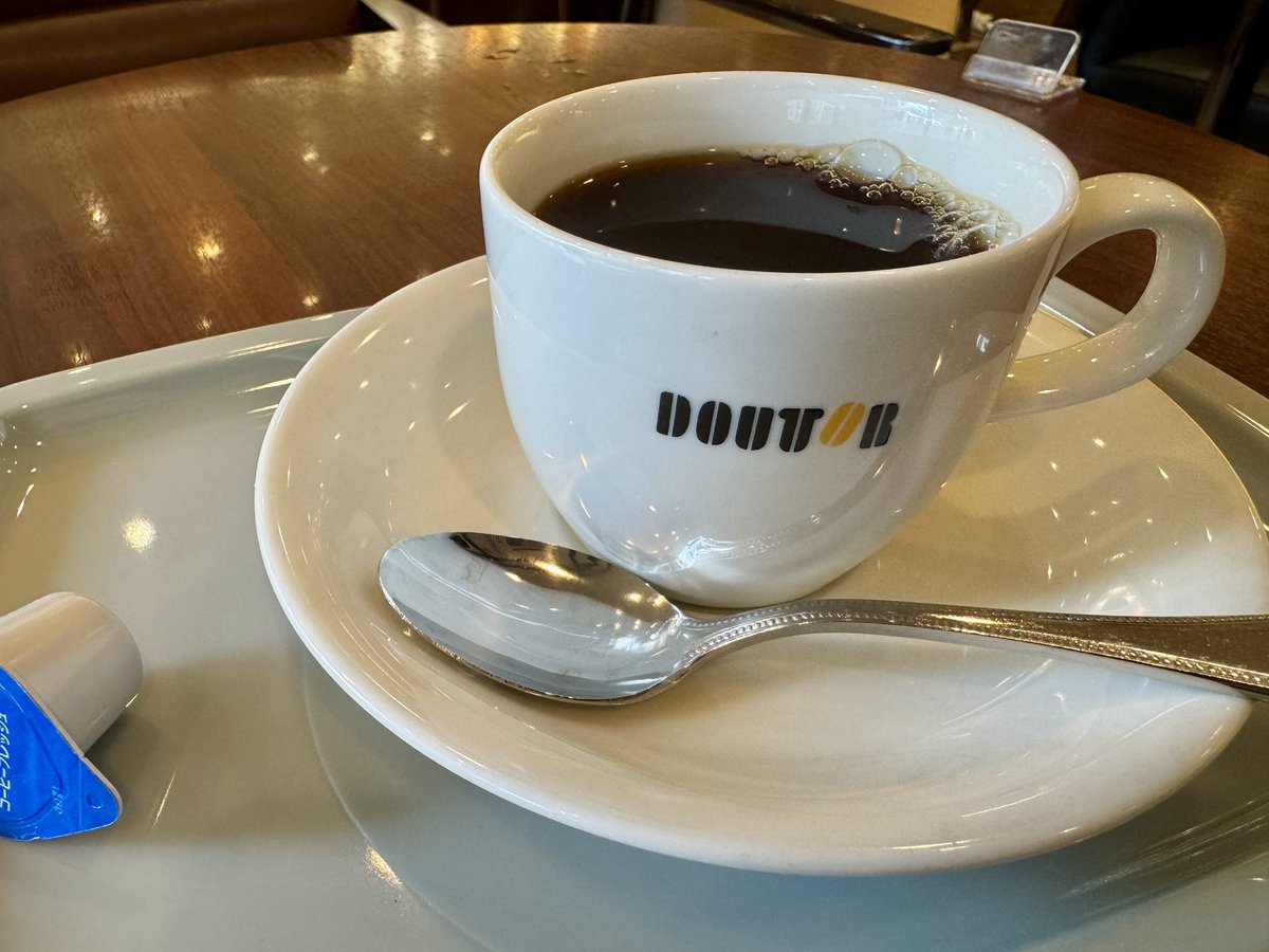genketu's tweet image. まだ今週がはじまって2日目の朝なのに、無茶苦茶しんどいぞ😓
コーヒー飲んだ後は栄養ドリンクでも買って職場行くか！

#ai #aigirl #コーヒー