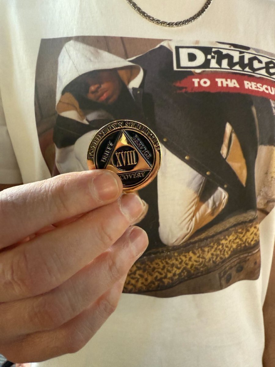 Eminem celebrates 18 years of sobriety ✊