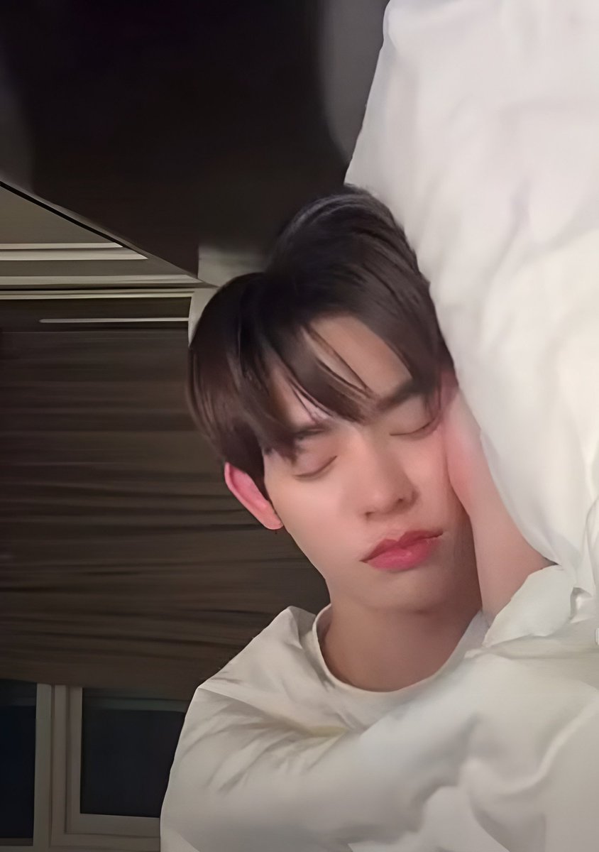 ️️
ㅤ
 ️️
ㅤIn early morning when no creature awake this is what i saw , there he is .  fall sleep after nasi goreng and  taking care of meᅠᅠ

ᅠ