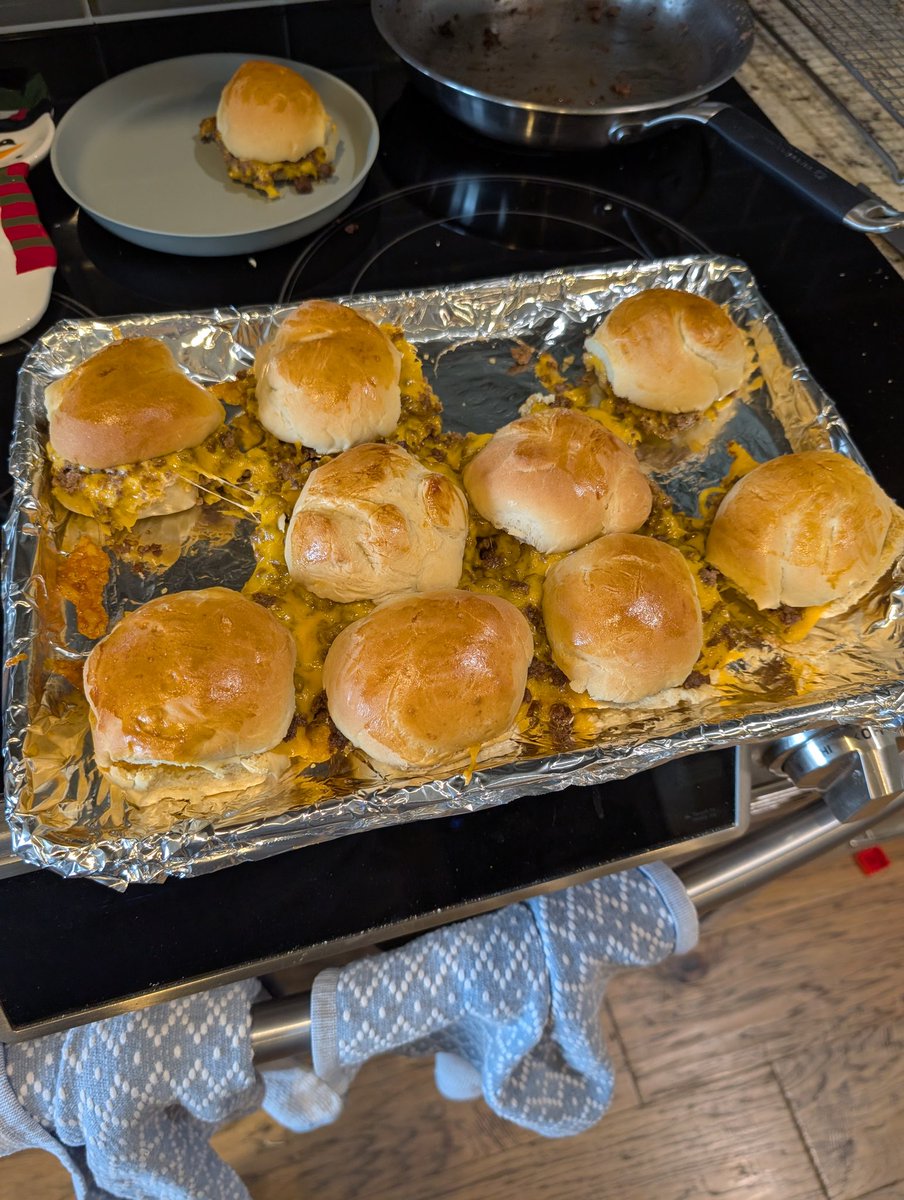 dev_music21's tweet photo. Cheeseburger sliders! Made the slider rolls this morning and threw this in the oven for a quick dinner. I love knowing exactly what ingredients are in the food I am giving my kids! Gives me great peace of mind. #sahm #newrecipes #HomemadeEats https://t.co/7GSzGXhLEu