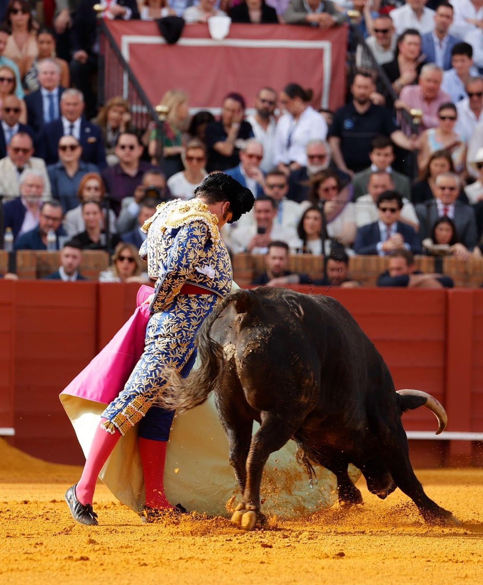 Pero como vas a pegar un natural encajado, acompañando con toda la cintura, la barbilla rompiendo el pecho dando una gaonera y encima cargando la suerte..COSA MÁS GRANDE.