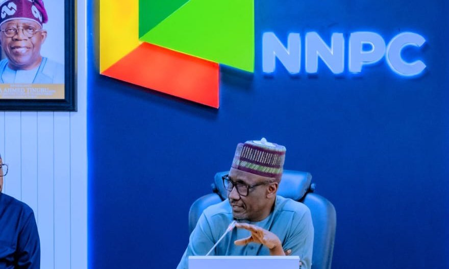 UmarMeremi's tweet image. #Flashback/#Legacy:
Mr. Mele Kyari led with sequence. Diagnose, decide, deliver. 💯📈

His blend of strategic foresight and decisive action cut through years of inertia in Nigeria’s oil and gas industry. Reforms landed where they mattered. Operational efficiency tightened. …