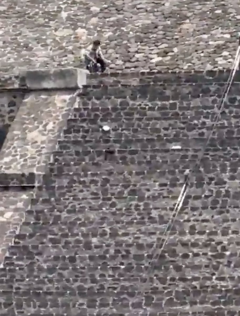 🇲🇽 🔴 TERROR EN LAS PIRÁMIDES: Un hombre abre fuego desde la Pirámide de la Luna y desata masacre en Teotihuacán.

Lo que debía ser una tarde de historia y cultura en la zona arqueológica de Teotihuacán se convirtió en una pesadilla de sangre. Este lunes, un hombre armado sembró