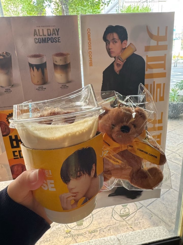 컴포즈 커피 매장에 ‘그날 밤, 우리의 디카페인’ 광고 속 곰돌이 키링이 판매되고 있습니다!

V FOR COMPOSE COFFEE
COMPOSE COFFEE MODEL V
#TaehyungxComposeCoffee
#뷔 #컴포즈커피