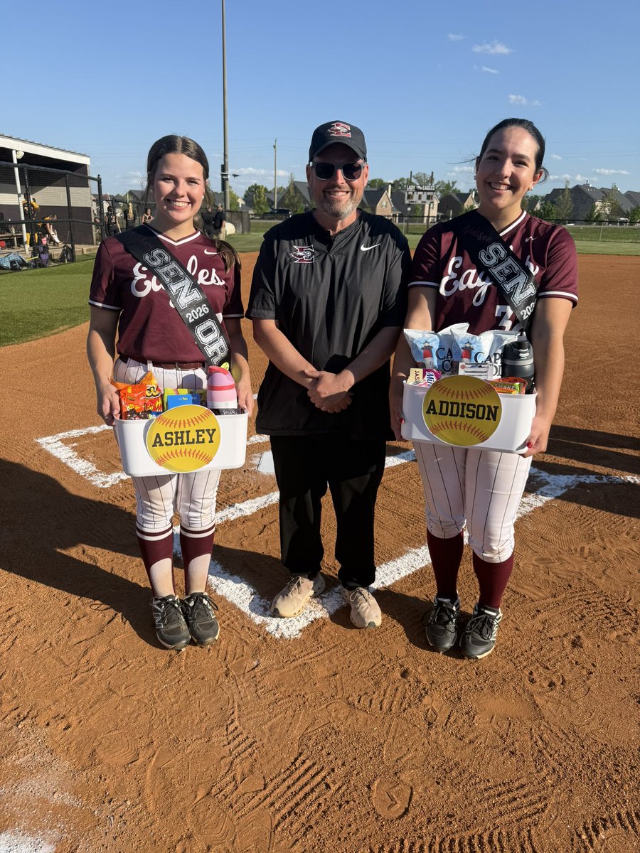 EAGSoftball's tweet photo. Awesome 🎓SENIOR night🥎 https://t.co/UVVeCI2idO