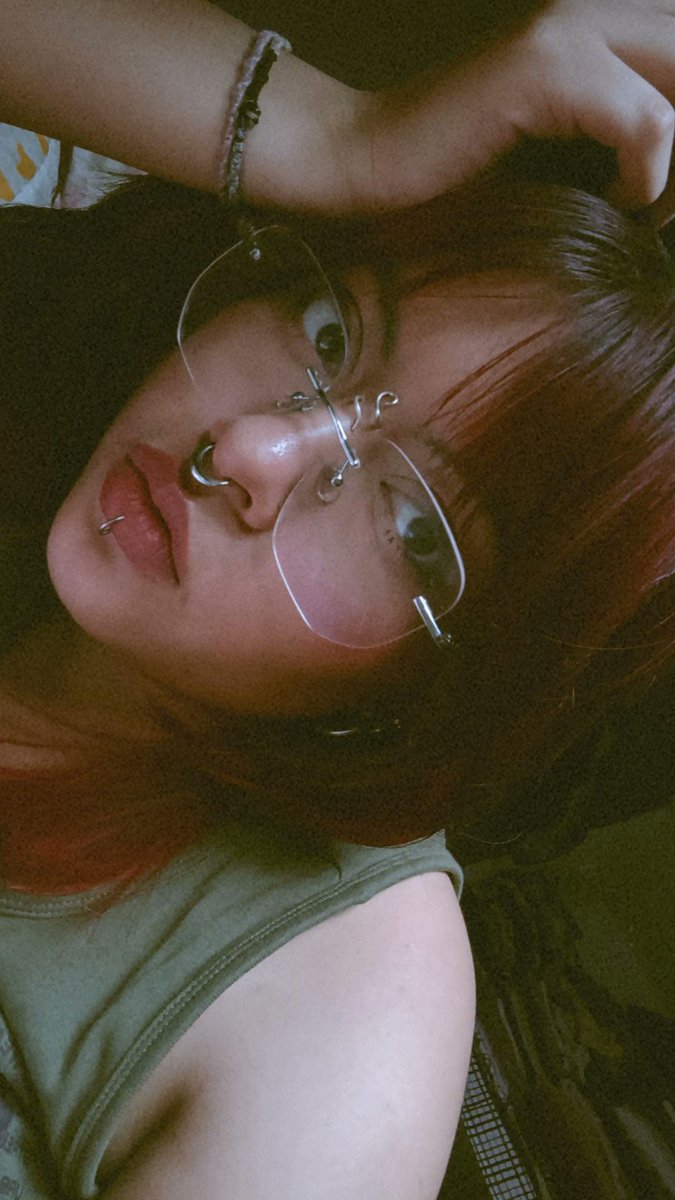 triste porque hoy se fue mi bebé y tuve q ir al ine pero al menos ahora saldré con mis pirsins actuales y m gustó cómo m quedaron los labios hoy