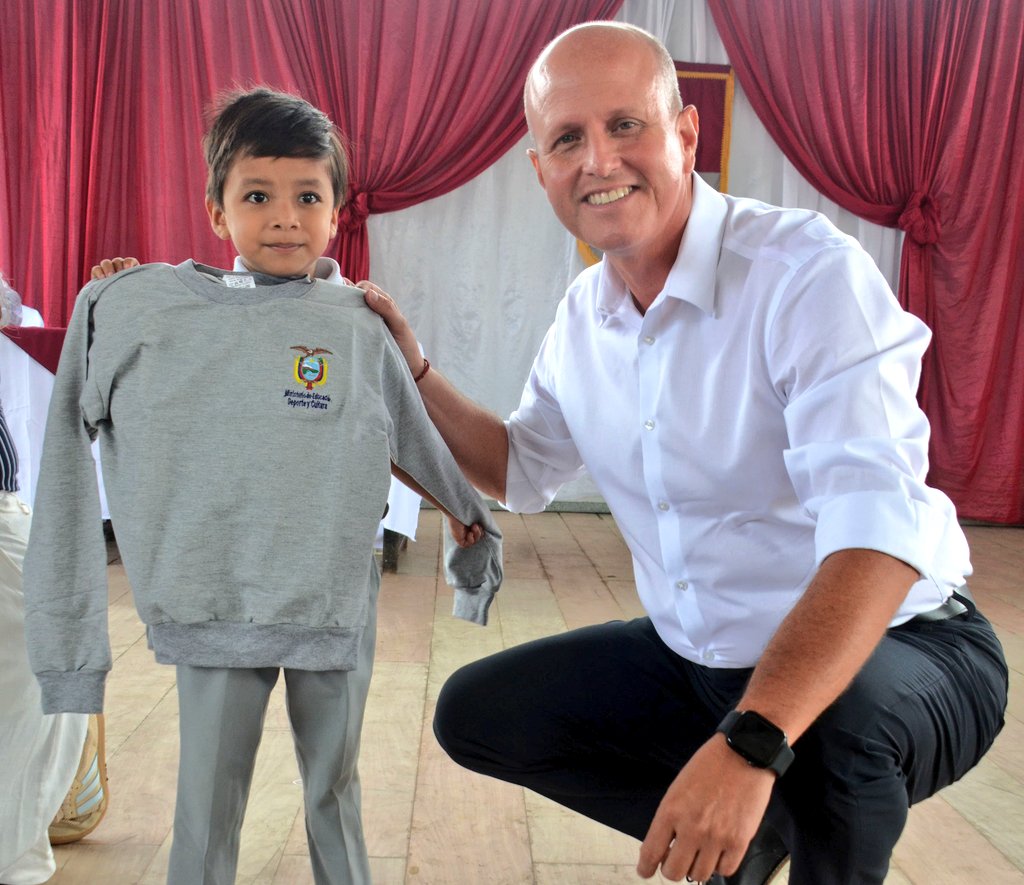 EducacionZ4_Ec's tweet photo. Iniciamos la entrega de 153.000 kits de uniformes escolares en Manabí y Santo Domingo de los Tsáchilas, con una inversión de USD 6.4 millones. 👕👖

Garantizamos bienestar, permanencia y educación de calidad para el inicio del nuevo año lectivo 2026-2027.

#ElNuevoEcuador https://t.co/7hSRyMATMw