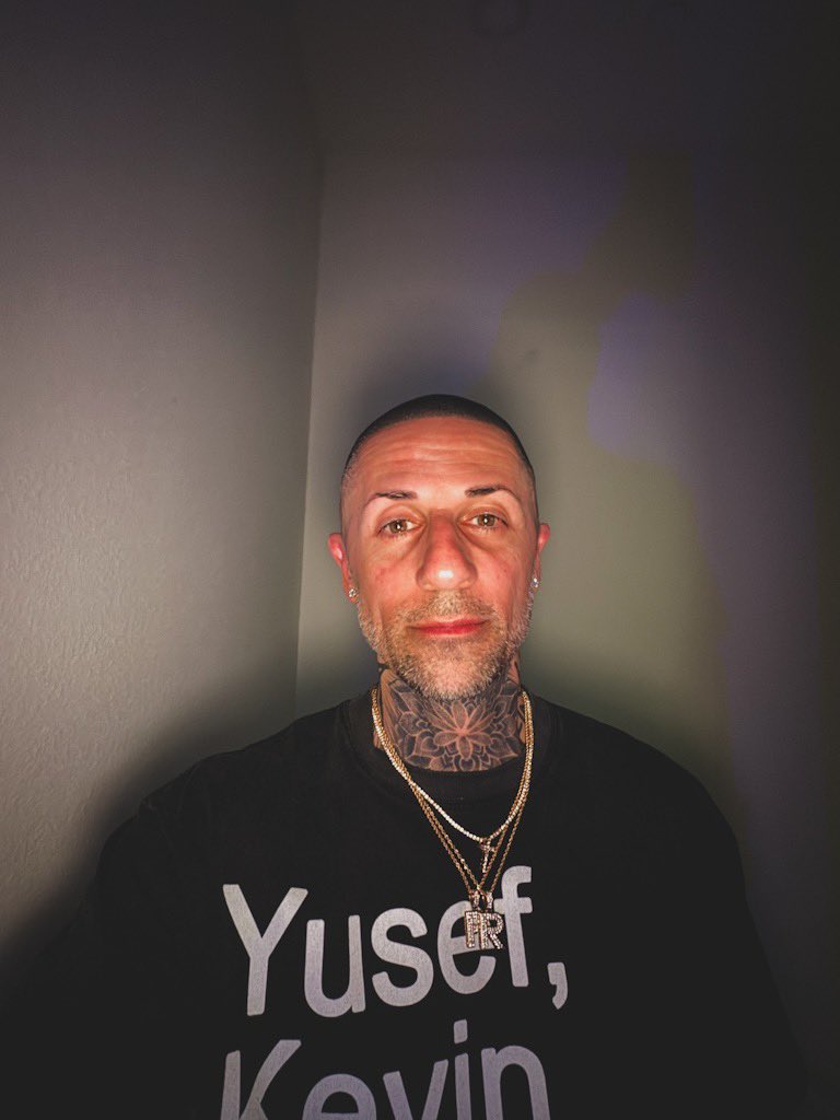 Unkonfined tweet media