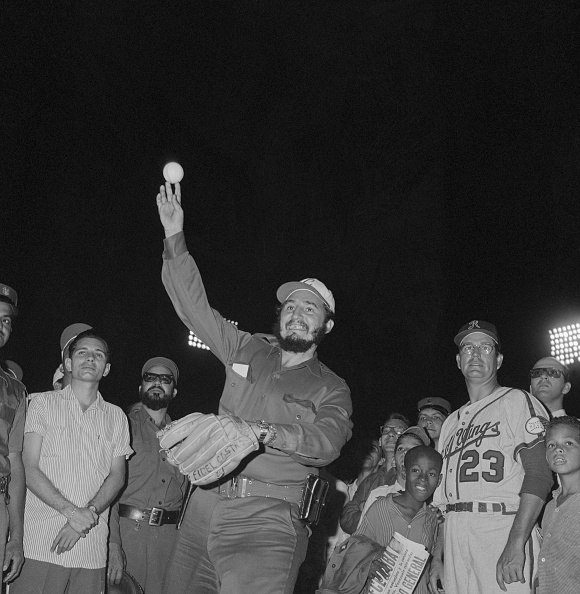 Un día como hoy Fidel participa en el último juego de la pequeña Serie Mundial de Béisbol, entre los equipos Cuban Sugar Kings y el Club Rochester.
#100AñosConFidel 
#LatirAvileño 
#CubaVencerá