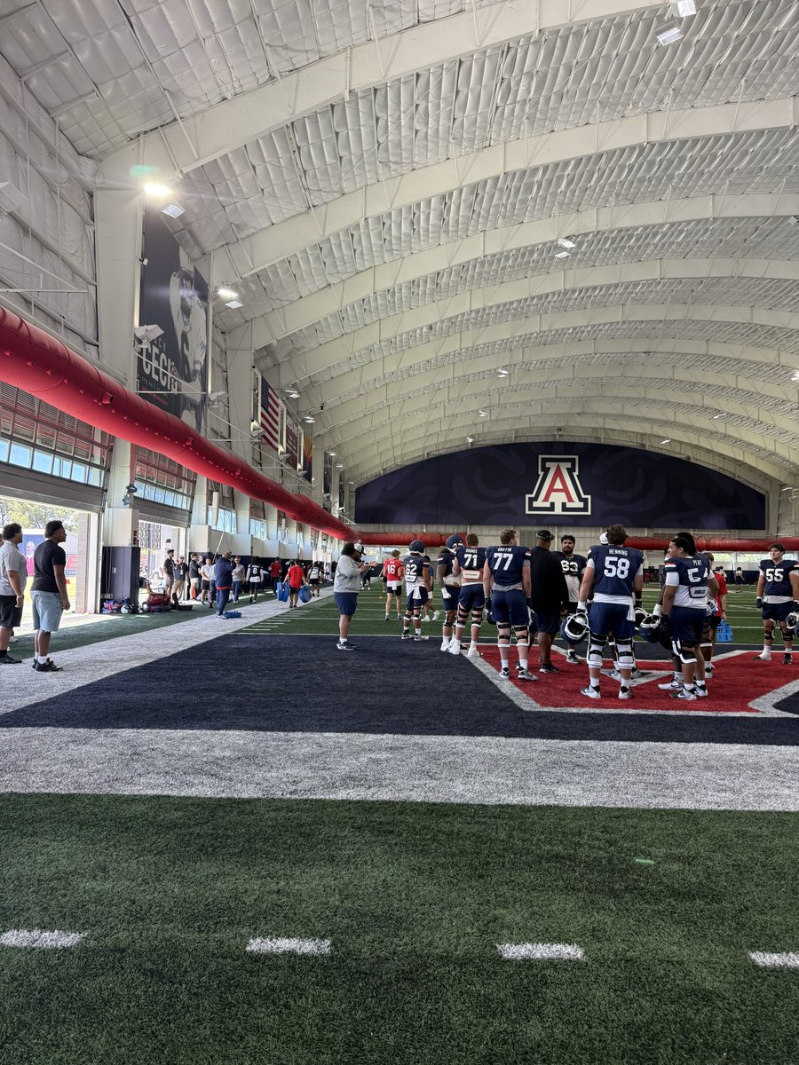 Gbaxter64's tweet photo. Thank you to the University of Arizona football staff for having me down for a visit! Loved the atmosphere and the opportunity to learn more about the program. #BearDown 
@ArizonaFBall @CoachOglesby @CoachBrennan @AaronKnottsUofA @CoachDoege @Baxter64Colin @Trace_Carroll https://t.co/g0C9uXE0l4