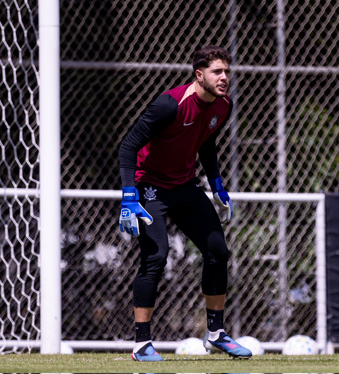 Vessoni's tweet image. OS TRÊS GOLEIROS...

... do Corinthians na viagem a Florianópolis para o duelo com o Barra-SC:

Kauê, 22 anos;
Felipe Longo, 21 anos;
Pietro Grecco, 17 anos.

Hugo Souza, com dores musculares, não viajou.

#Corinthians