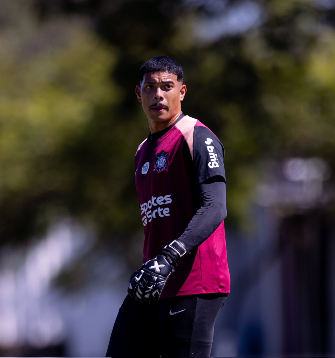 Vessoni's tweet image. OS TRÊS GOLEIROS...

... do Corinthians na viagem a Florianópolis para o duelo com o Barra-SC:

Kauê, 22 anos;
Felipe Longo, 21 anos;
Pietro Grecco, 17 anos.

Hugo Souza, com dores musculares, não viajou.

#Corinthians