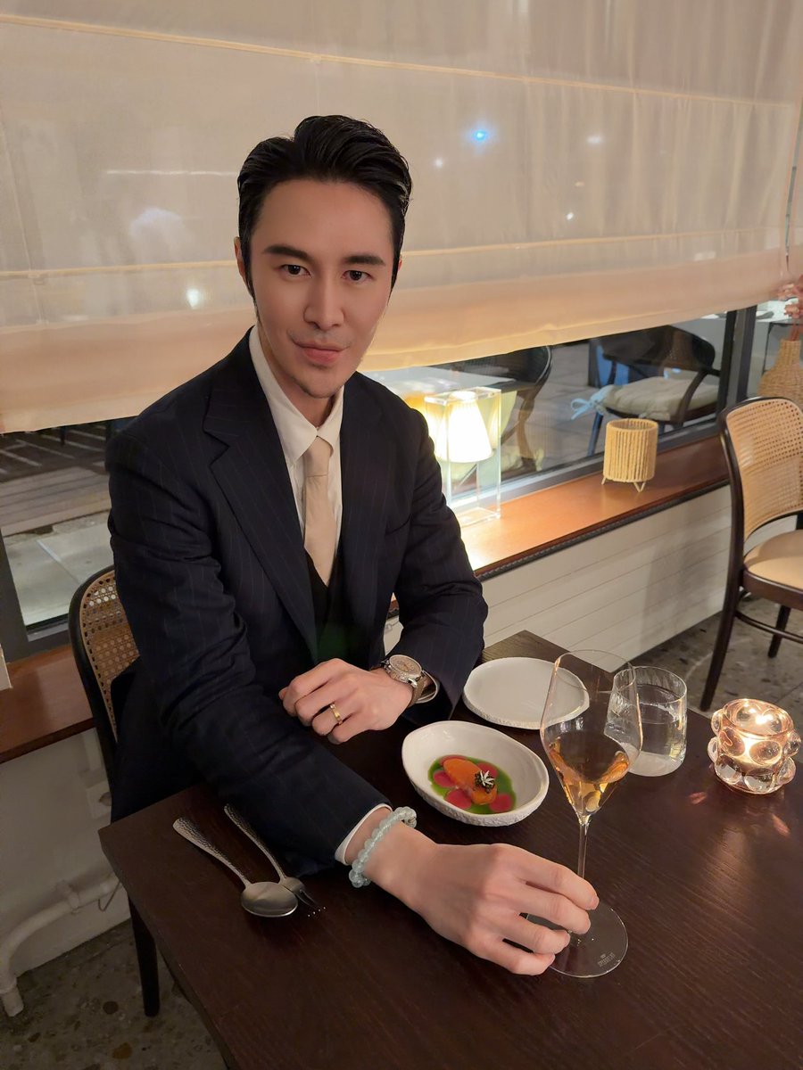 JeffreyChiu0610's tweet image. 今晚在瑞士感受一場很純粹的頂級饗宴！

米其林一星 Arakel 🇨🇭
以現代料理語言詮釋風味
將季節創意與細節推向極致
Fine dining不只是味覺
而是進入一個世界級品味圈層的入口

#米其林一星 #Arakel #FineDining #品味生活 #全球視野