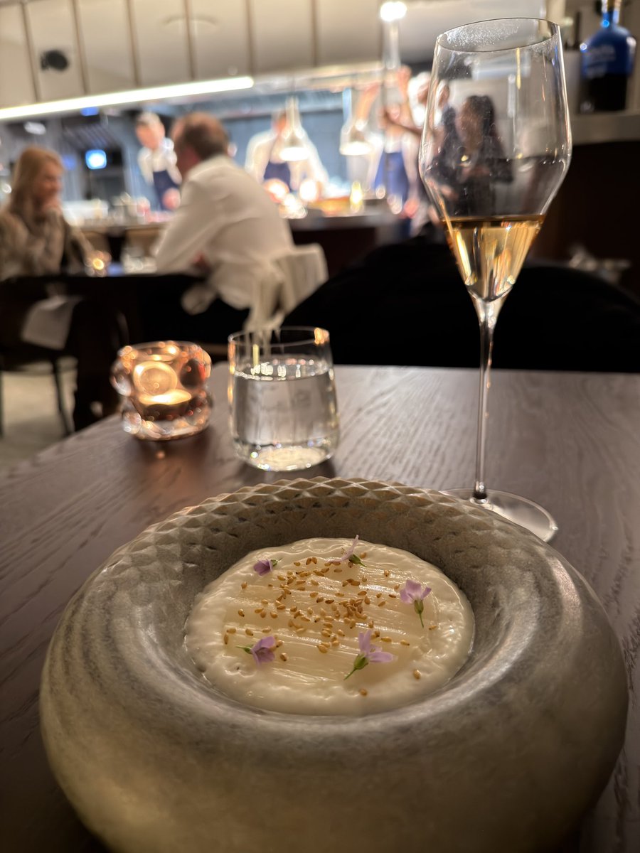 JeffreyChiu0610's tweet image. 今晚在瑞士感受一場很純粹的頂級饗宴！

米其林一星 Arakel 🇨🇭
以現代料理語言詮釋風味
將季節創意與細節推向極致
Fine dining不只是味覺
而是進入一個世界級品味圈層的入口

#米其林一星 #Arakel #FineDining #品味生活 #全球視野