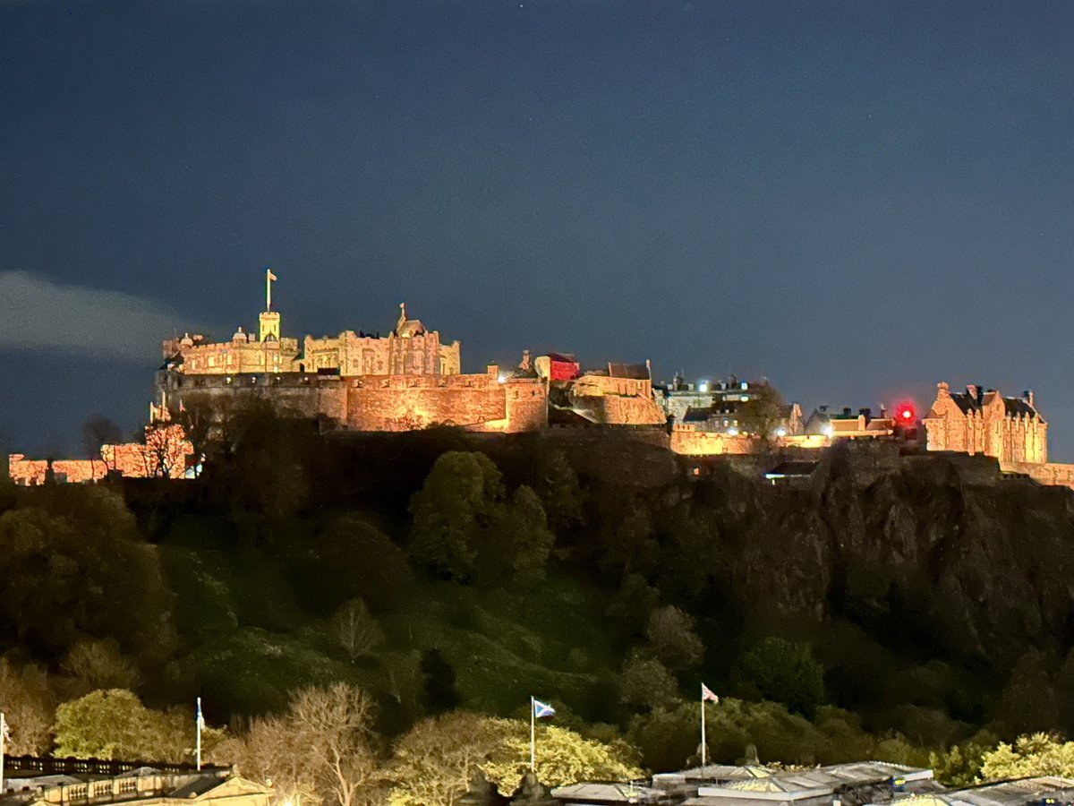 soinisan's tweet photo. #Edinburgh by night. https://t.co/YaF8LcxMs8