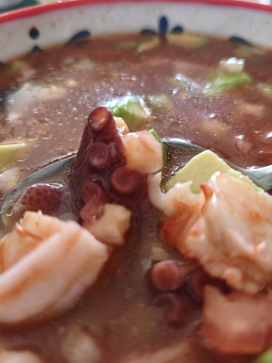 Hoy hicimos cóctel de pulpo y camarón. En plato pozolero