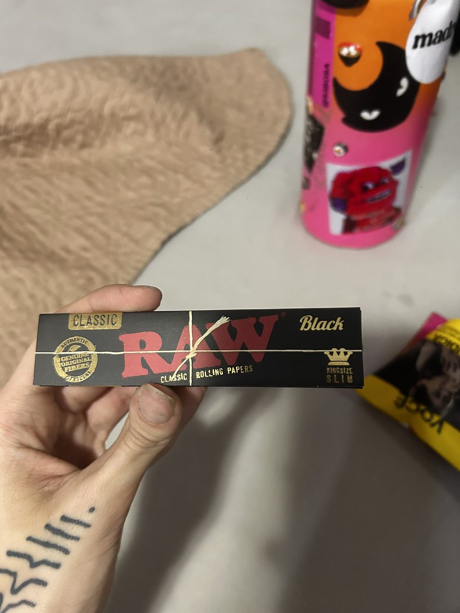 DJ HIBISCO, tabagismo fúnebre ⚰️ tweet media