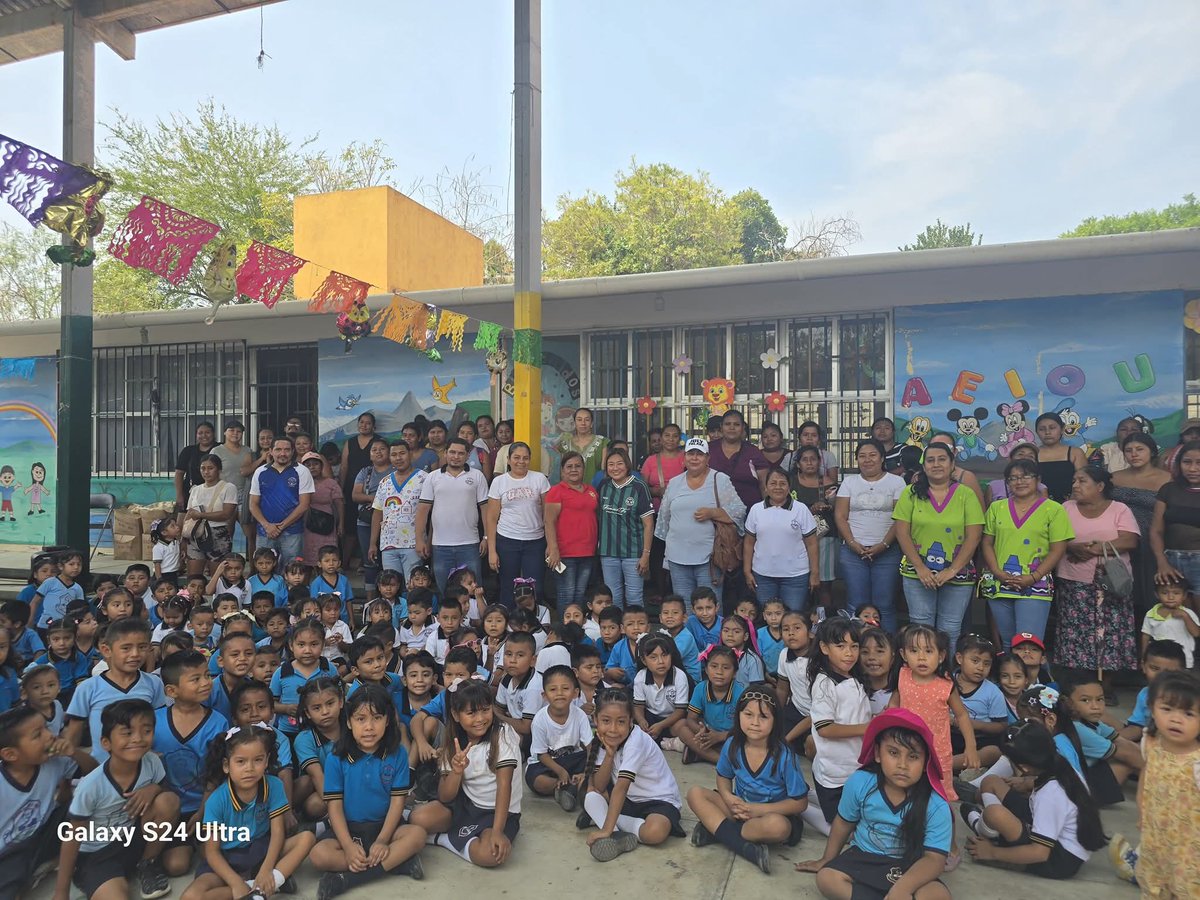 VictorianoJuly's tweet photo. Visité el Jardín de Niños Gabriela Mistral de la Col. Unidos por Guerrero , donde tuve la oportunidad de convivir con sus estudiantes y escuchar de cerca las necesidades básicas de su escuela.

Agradezco de corazón la invitación, pero sobre todo la confianza en mi persona. https://t.co/yLCnG1p9bz