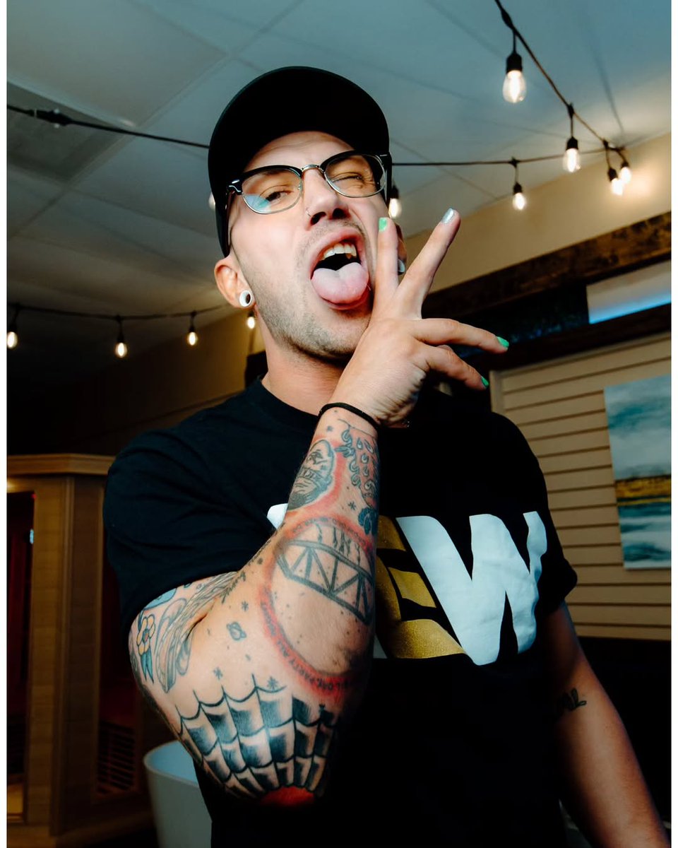 CrushingGears's tweet image. "I don't normally do #MCM posts, because I don't normally have crushes on guys. 

And then someone like @CXMEORIGINXL comes along. 

He can absolutely have my first #MCM. If he plays his cards right, he can have a lot more than that."