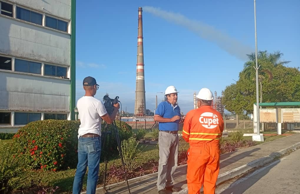 RefineraCienfu1's tweet photo. Esta noche 8pm, noticiero de la #TVcubana mostrará detalles del proceso para aliviar la crisis energética. @CanalCaribeCuba visitó #RefineríaCienfuegos y constató compromiso de refineros. Plantas procesan crudo ruso con calidad requerida. https://t.co/2EfxTRYhCB