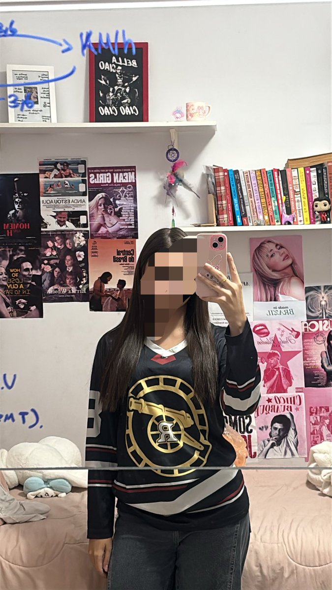 louisstoriee's tweet photo. essa é pra quem disse que mulher bissexual não pode ir na quermesse de são benedito usando blusa do rozanov https://t.co/25AKblsj1C