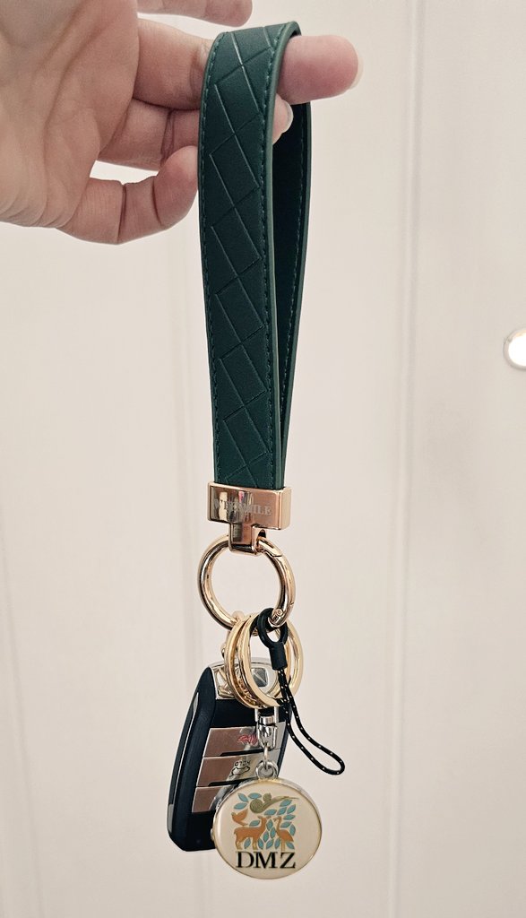 _shelle_sub's tweet photo. New car means a new pretty lanyard for them https://t.co/gmKNNJ5Z8l