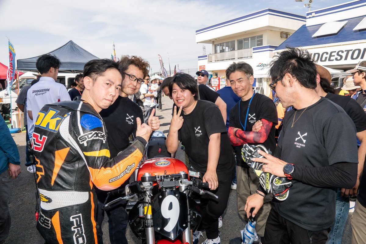 HDI0a93HcsbQY6y's tweet image. MCFAJ Max10Jrクラス
3連勝ならず‼️　2位でした😌

方法から応援に来て頂いた方々、クルーのへろ君、ザック君、盛り上げてくれるデスクロスの皆様、ウィズハーレーレーシングの面々、ありがとうございました！

Photo by @kumaphoto1 
#x350 
#racing 
#harleydavidson
#sunoco
#trijya
#arai
#did