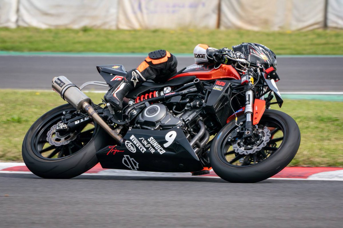 HDI0a93HcsbQY6y's tweet image. MCFAJ Max10Jrクラス
3連勝ならず‼️　2位でした😌

方法から応援に来て頂いた方々、クルーのへろ君、ザック君、盛り上げてくれるデスクロスの皆様、ウィズハーレーレーシングの面々、ありがとうございました！

Photo by @kumaphoto1 
#x350 
#racing 
#harleydavidson
#sunoco
#trijya
#arai
#did