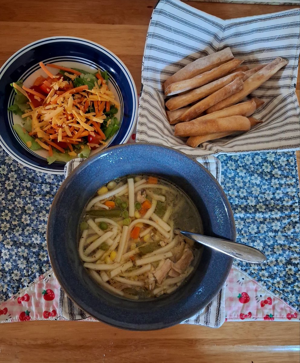 EllenRday's tweet image. Baby, it's CHILLY outside! 😬 It was a wild and wooly Monday workday, challenging, problems solved 😀 Time for some homemade chicken and noodle soup, homemade bread sticks and salad. #crazymonday #challenging #problemsolving #cookofthehouse