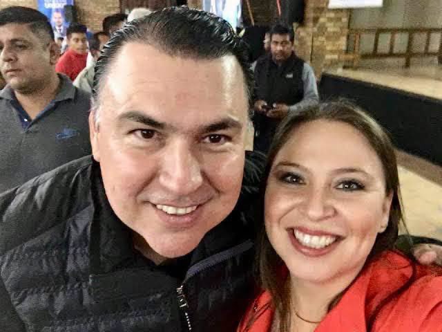 GildoGarzaMx's tweet photo. 🎯 #TiroAlAire | El traidor azul

La traición en el PAN de #Tamaulipas tiene nombre y apellido: Gerardo Peña.
 
Todavía hay quienes quieren venderlo como operador, como cuadro político o como activo del albiazul. Pero la realidad es otra: Gerardo Peña fue uno de los hombres que más daño le hizo al PAN en Tamaulipas.

¿Y como diputado opositor dónde está? Igual que Vicente: debajo de un escritorio y a merced de la Secretaría General de Gobierno, negociando al PAN en lo oscurito.

Hizo perder al Truko. Y también hizo perder a Xóchitl Gálvez en el estado, donde fue su representante y terminó entregando malas cuentas, fractura interna y un panismo desfondado. No dejó estructura, no dejó unidad, no dejó victorias. Dejó pleitos, soberbia y derrota.

Por eso resulta grotesco ver cómo hoy se pelean los restos del partido, como si todavía quedara algo entero. Lo que hay en el PAN de Tamaulipas es un reventadero de ambiciones, traiciones y hambre de nómina. Y en ese lodazal también aparece Gloria Garza, exmagistrada, exsecretaria general de Gobierno y vieja operadora de un grupo que ya no inspira respeto, sino rechazo.

Sobre ella pesa un historial imposible de maquillar: asesinatos, desaparecidos, confrontación con colectivos, agravios acumulados y un paso por el poder que dejó más sombras que resultados. No son perfiles para reconstruir nada. Son símbolos de lo que pudrió al panismo tamaulipeco desde dentro.

Y de Gerardo hay que decirlo sin rodeos: traicionó, perdió y todavía quiere seguir mandando. Como si no bastara con haber sido factor de derrota, también arrastra el señalamiento de haber operado filtraciones y la difusión de documentos con los que se buscó incriminar políticamente a los hijos del gobernador Américo Villarreal, junto a personal de la Fiscalía de Irving Barrios, en una maniobra de lodo que retrata más desesperación que inteligencia.

El PAN en Tamaulipas no está roto por culpa del destino. Está roto por personajes como Gerardo Peña y Gloria Garza, que confundieron la operación política con la intriga, el liderazgo con el control de la nómina y la lealtad con la conveniencia.

Al PAN, no lo destruyó Morena. 

Lo reventaron desde dentro los mismos que hoy quieren quedarse con el cascarón.

Los que siguen…