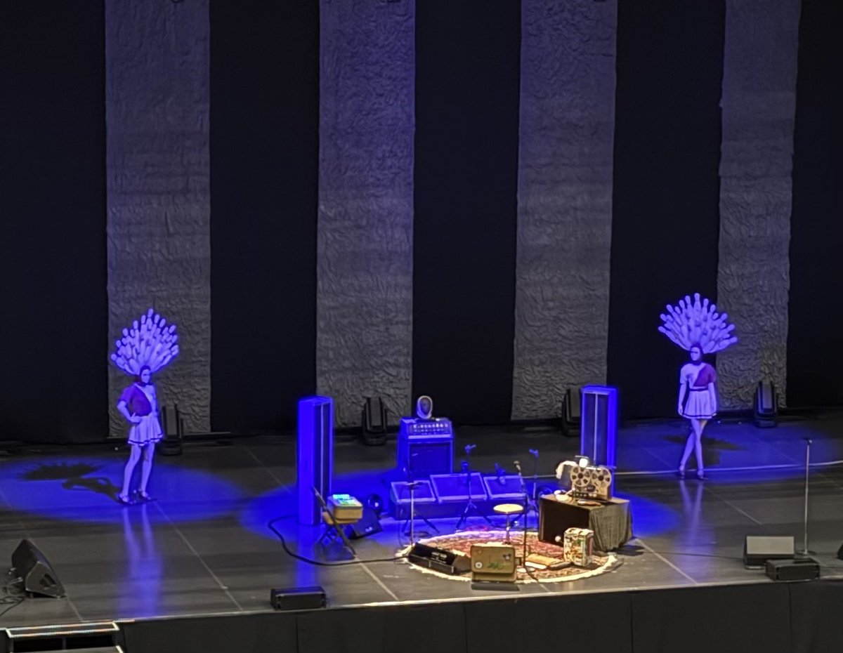 AN EVENING WITH EDDIE VEDDERを観に大阪、京都、東京へ

フェスティバルホールとロームシアターの音の良さを再確認

エディさんとTen clubの関係性の深さには感銘を受け再加入した

エディさんの場の雰囲気を和ませる力には学ぶことが多かった

何より歌の力が強い

ファンでいて良かったと心から思う
