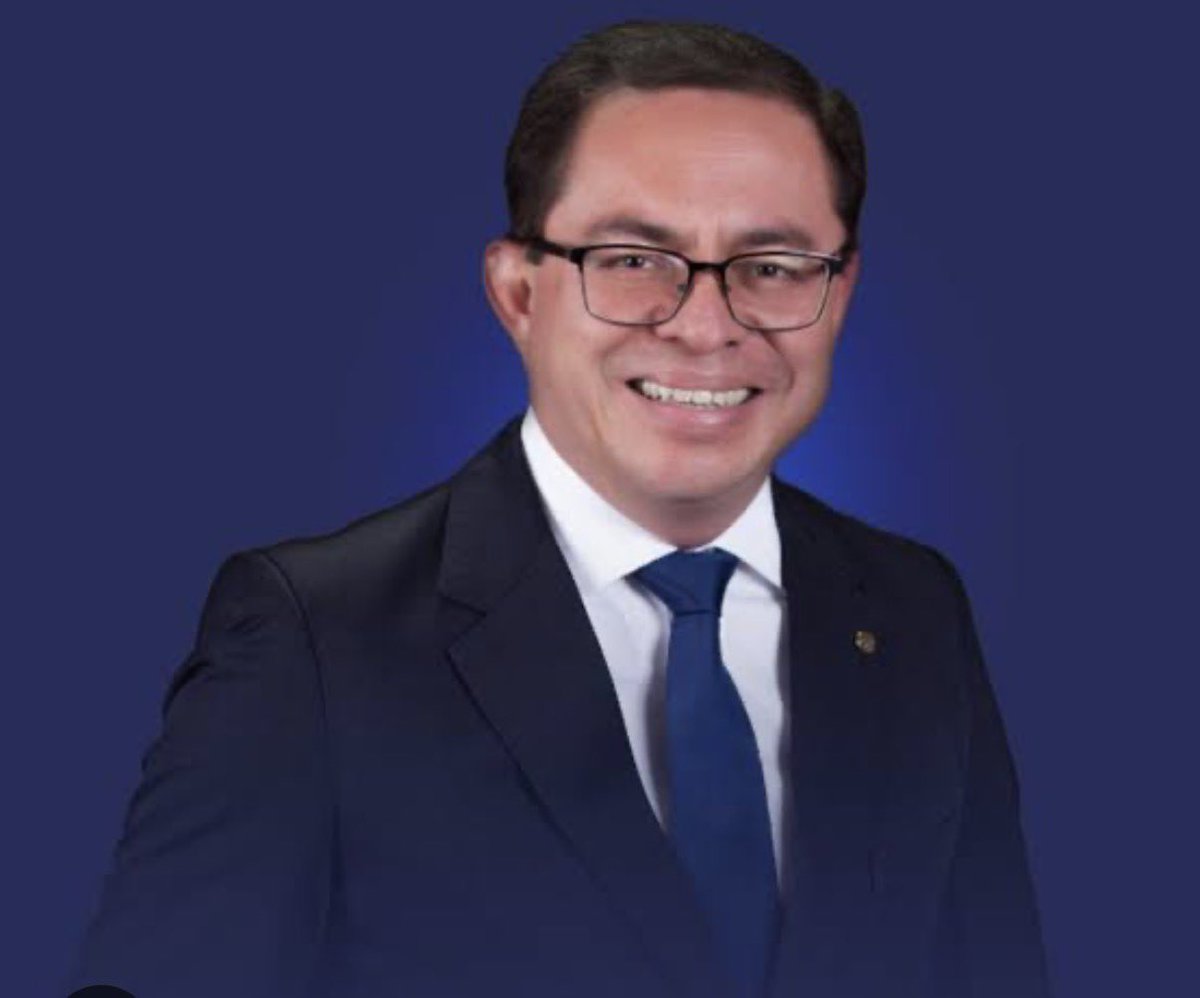 ¿En qué momento la facultad de derecho de la USAC eligió a un decano que tiene un apoyo irrestricto a los corruptos? Henry Arreaga es la viva muestra de la degradación institucional. Asco 🤢