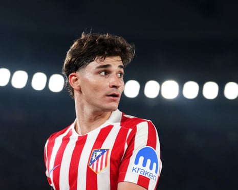 Chris_watson2's tweet photo. Julián Álvarez is prioritising a move to #Barcelona this summer.

Despite interest from #Arsenal and #PSG, the forward wants to remain in Spain.

Barcelona have set a €100M limit for the deal — with everything depending on #Atlético’s stance on selling the Argentine striker. https://t.co/P9ZN8H8Zvk