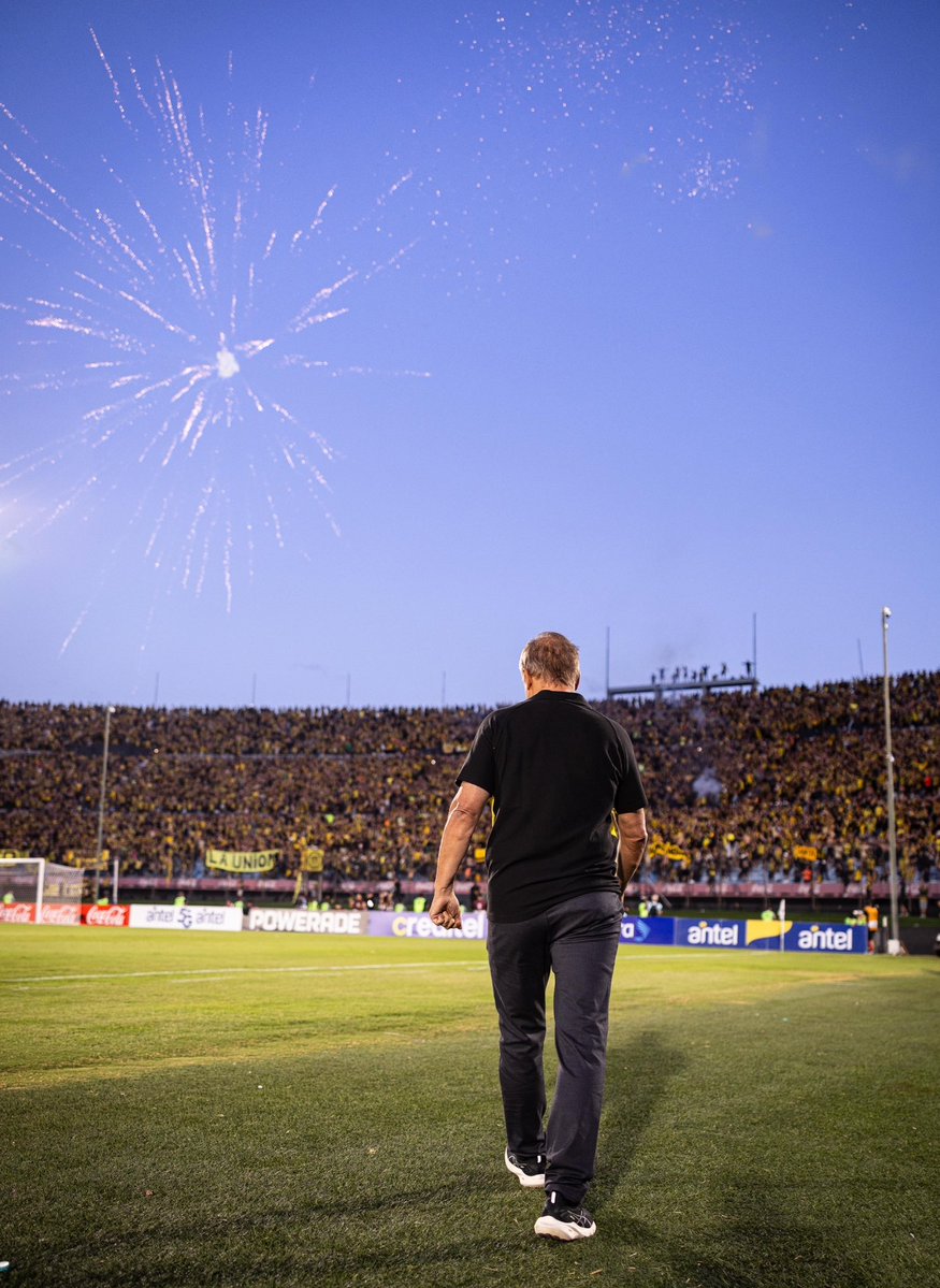 _MundoCarbonero's tweet image. ⚫🟡📃🚨El #Peñarol de Diego Aguirre va jugarsela a todo o nada ante un duro rival y difícil partido ante #Juventud , en caso de ganar quedará a dos puntos del  puntero #Racing y de la cima del #Apertura 🏆.