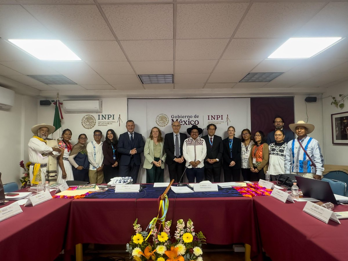 DEELAYUUK's tweet photo. ¡Diálogo constructivo para la implementación de los derechos de los pueblos indígenas!

Agradezco de corazón la visita del Señor Volker Türk (@volker_turk), Alto Comisionado de las Naciones Unidas para los Derechos Humanos (@OACNUDH) a las oficinas del @INPImx, en el que hemos informado sobre nuestra labor institucional para construir una nueva relación entre el Estado Mexicano y los pueblos indígenas y afromexicanos. 

Hoy damos cuenta a la comunidad internacional sobre la histórica reforma constitucional en materia de derechos de los pueblos indígenas y afromexicanos que reconoce a nuestros pueblos el carácter de sujetos de derecho público, en cumplimiento a los principios de la Declaración de las Naciones Unidas sobre Derechos de los Pueblos Indígenas, y que constituye un ejemplo mundial como lo afirmó el Alto Comisionado. 

Por encargo de la Presidenta @Claudiashein estamos elaborando la propuesta de Iniciativa de Ley General de Derechos de los Pueblos Indígenas y Afromexicanos que será sometida a un amplio proceso de diálogo y consulta, así como la implementación de 21 Planes de Justicia y Desarrollo Regional para atender las justas demandas de bienestar de nuestros pueblos.

Por eso expreso mi  más profundo reconocimiento a toda la voluntad de apoyo y cooperación del Sistema de las Naciones Unidas (@ONU_es) para hacer realidad los derechos inalienables de los pueblos indígenas reconocidos en el régimen jurídico internacional.